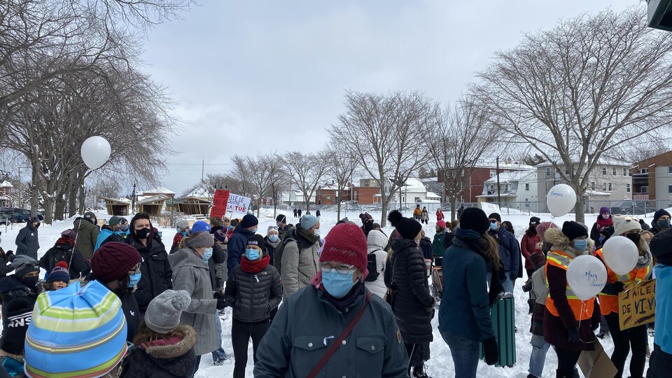 Manifestants et manifestantes rassemblés le 2 avril 2021 à Rimouski.