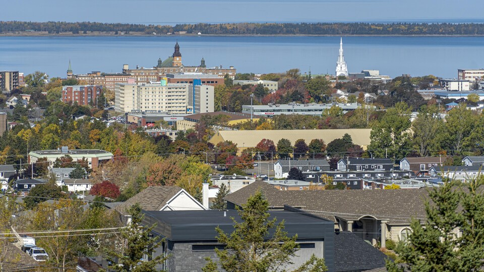 Plan large de la ville de Rimouski l'automne.