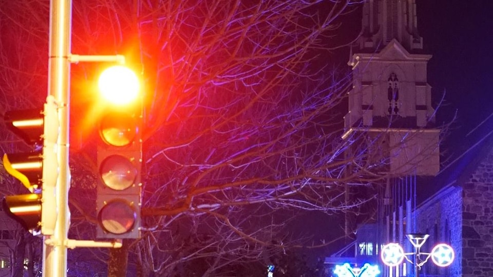 Feu rouge au centre-ville de Rimouski.