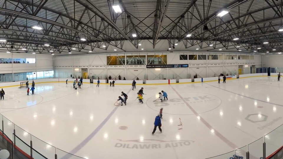 De jeunes joueuses de ringuette sur la glace pendant un entraînement.