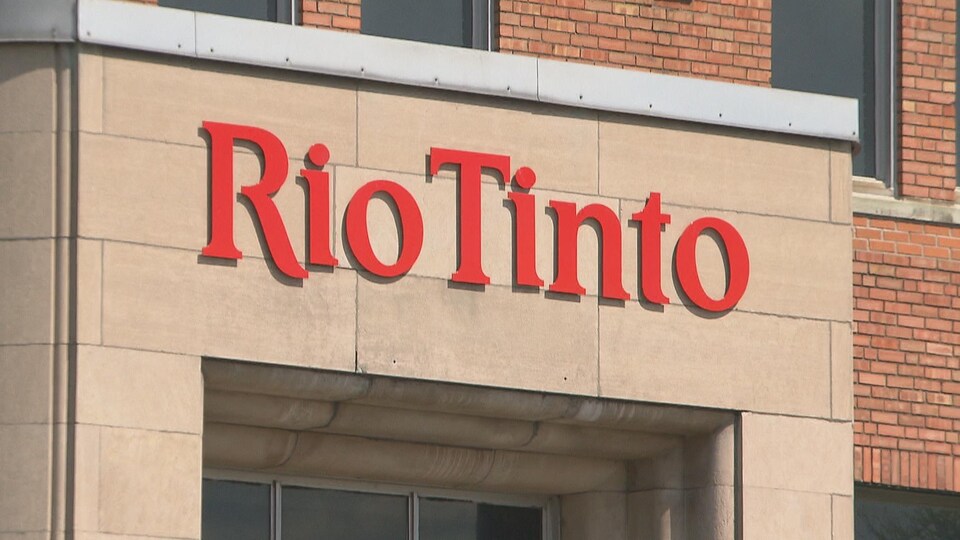 La façade d'un édifice appartenant à Rio Tinto.