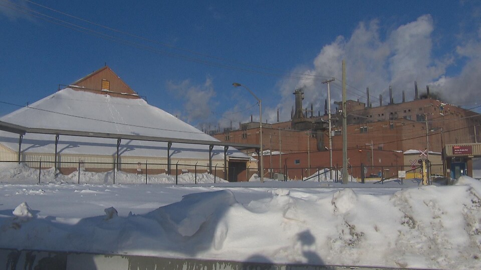 L'arrière du Complexe Jonquière sous la neige.