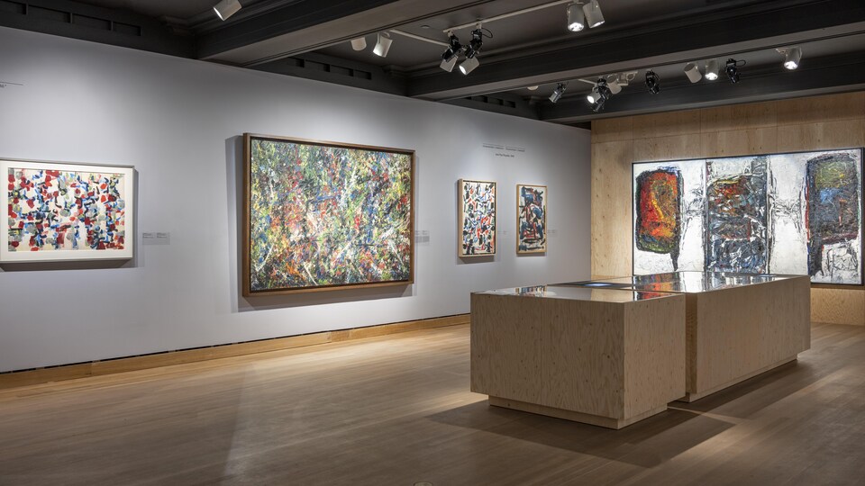 Vue de l’exposition « Riopelle : à la rencontre des territoires nordiques et des cultures autochtones » au MBAM.