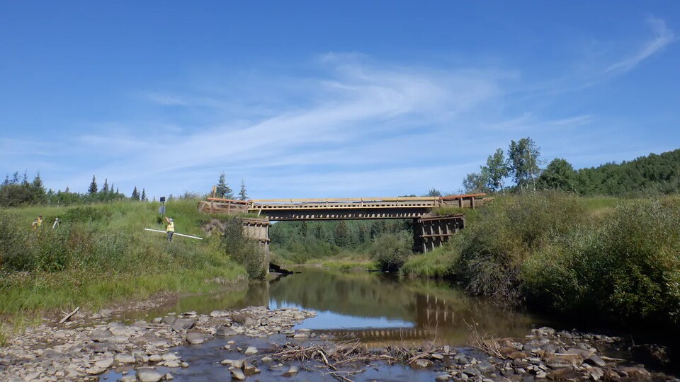 Un pont au-dessus de la rivière Blueberry dans le nord-est de la Colombie-Britannique dont le niveau d'eau est très bas.