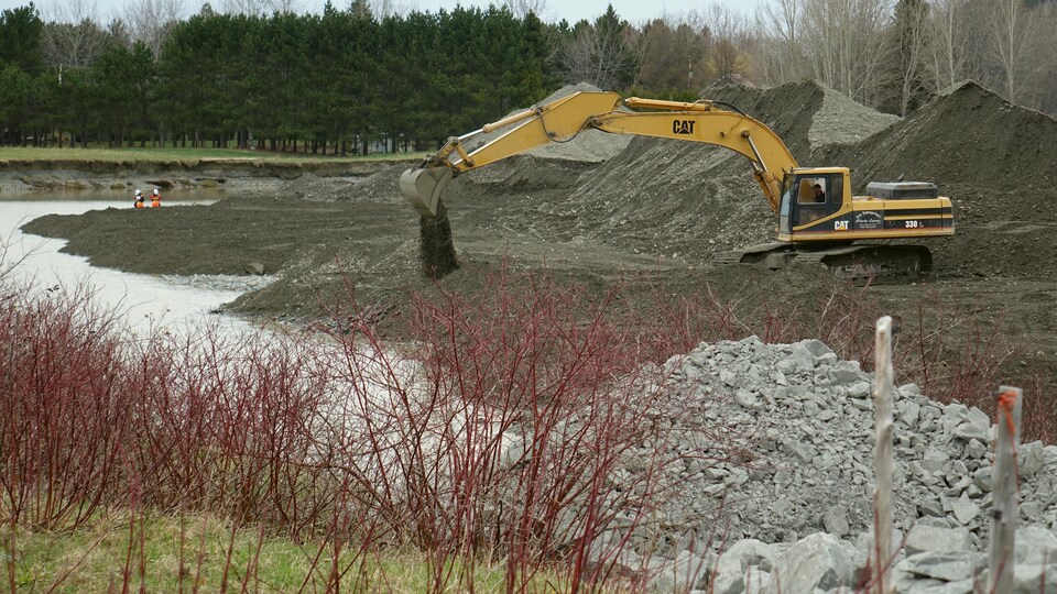 Machinerie au travail aux abords de la rivière Cap-Chat.