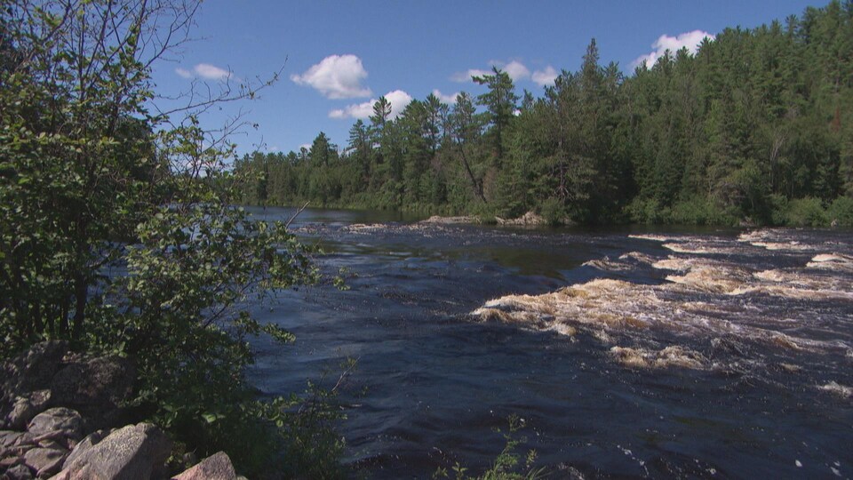 Le courant était très fort dans la rivière Coulonge en Outaouais (archives).