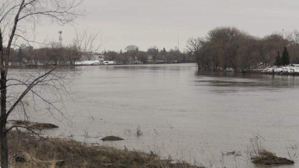 Photo montrant la rivière Rouge à un très haut niveau.
