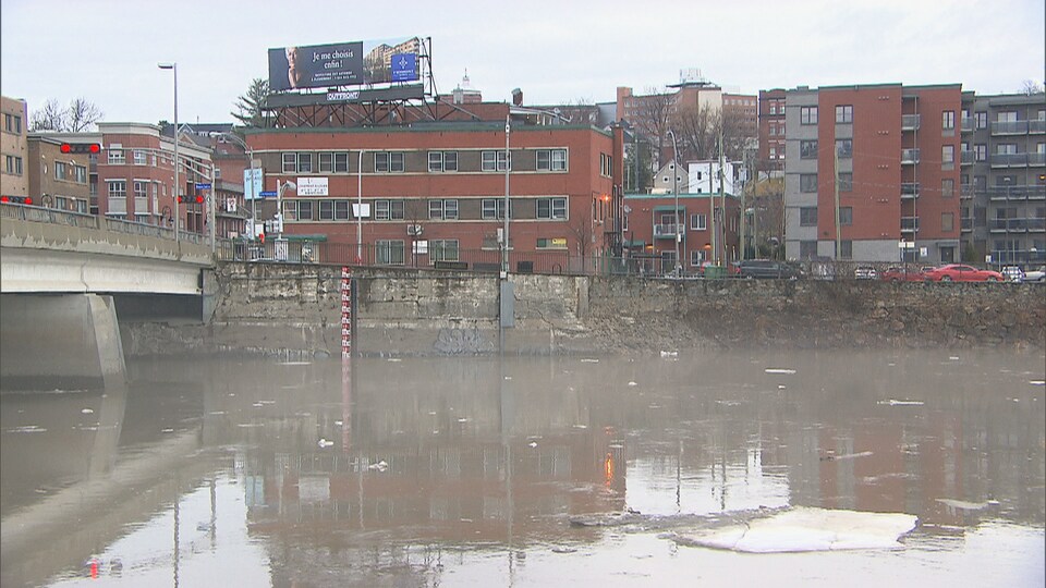 La rivière Saint-François près du pont Aylmer au centre-ville de Sherbrooke.