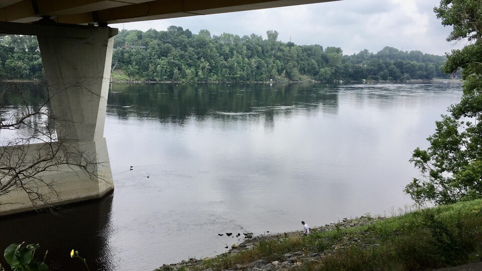 La rivière Saint-Maurice, vue sous le pont Radisson.