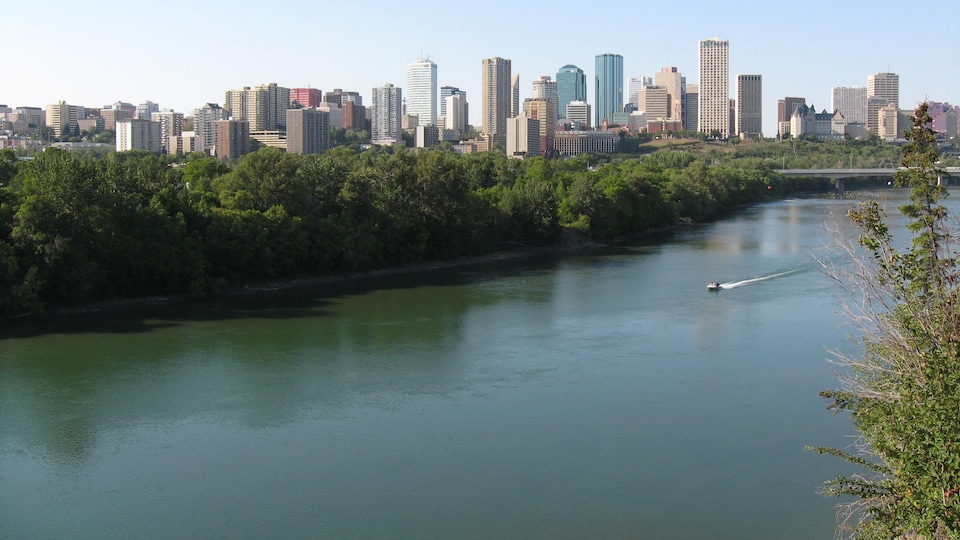 Ville d'Edmonton traversée par la rivière.