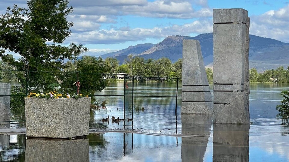 Un parc recouvert d'eau débordant de la rivière Thompson en juin 2022. 