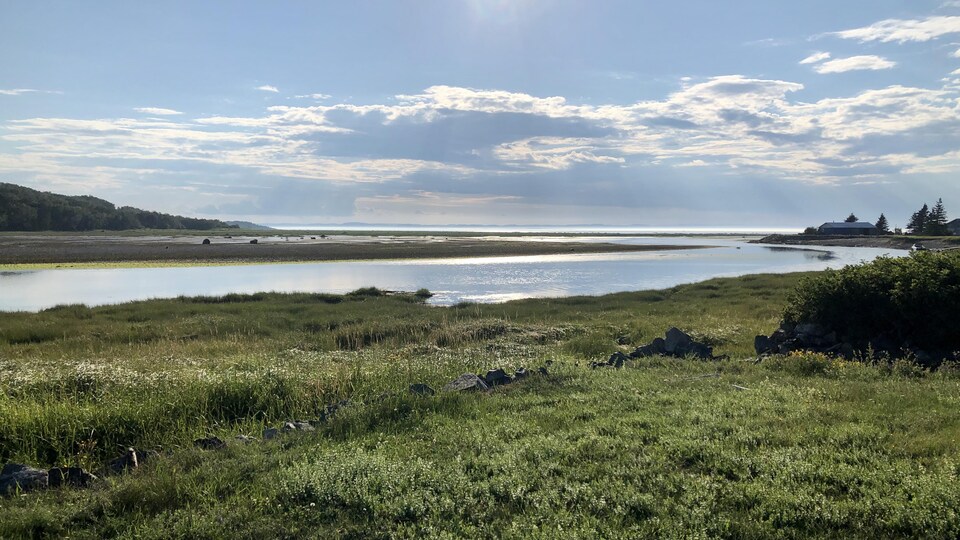 La rivière Trois-Pistoles, par un début de soirée ensoleillée.