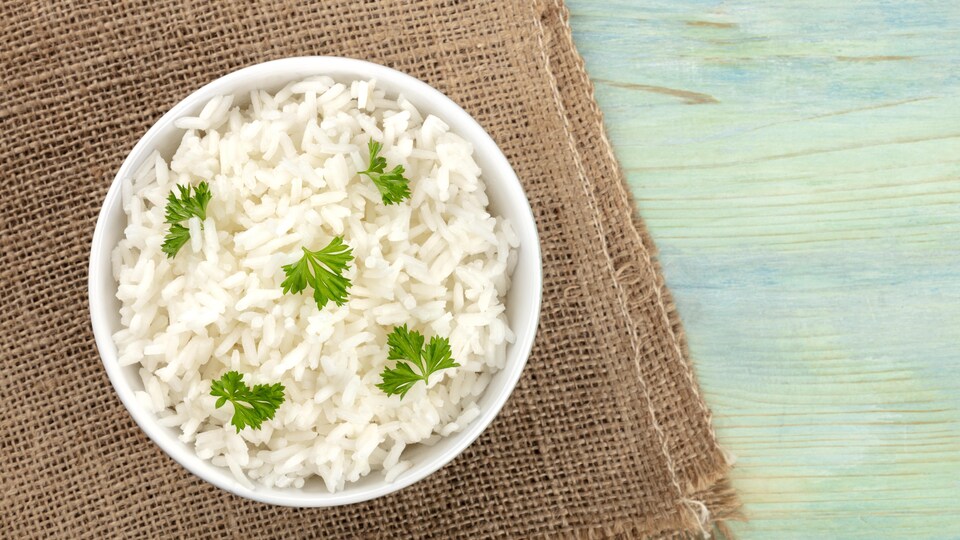Un bol de riz posé sur une table.