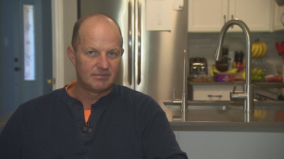 Rob Clyson en entrevue dans sa cuisine.