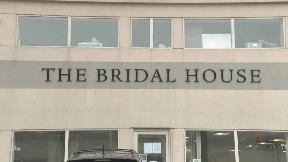 La façade du magasin de robes de mariée The Bridal House.