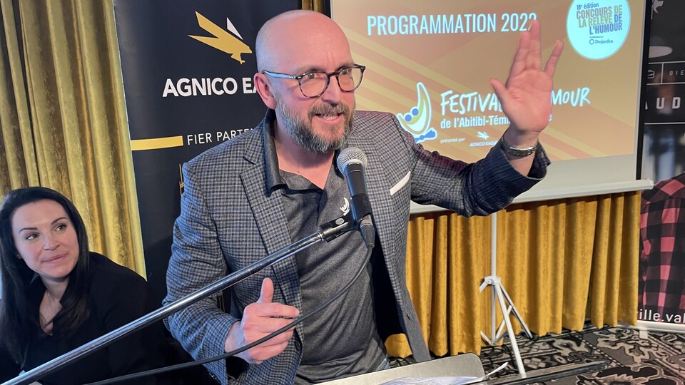 Robert-André Adam, président du Festival d'humour de l'Abitibi-Témiscamingue lors de l'annonce.
