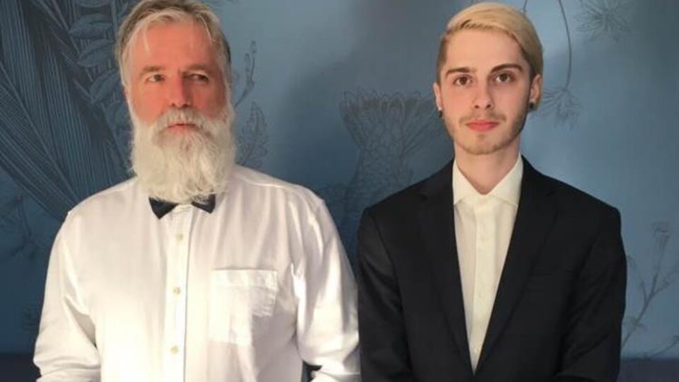 Samuel Baronet et le professeur qui l'accompagne à Londres, Robert Baronet, ont fait une petite mise en scène tout juste avant d'assister au gala.