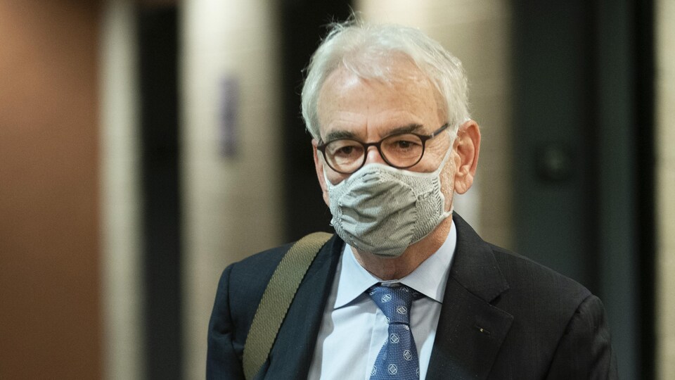Gros plan de Robert Lafrenière portant un masque.