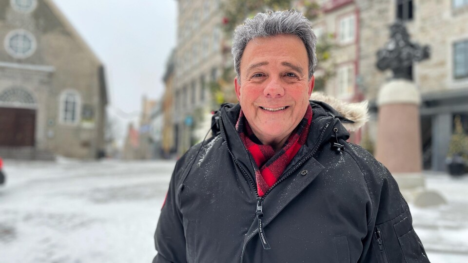 Robert Mercure en hiver dans la Place Royale à Québec.
