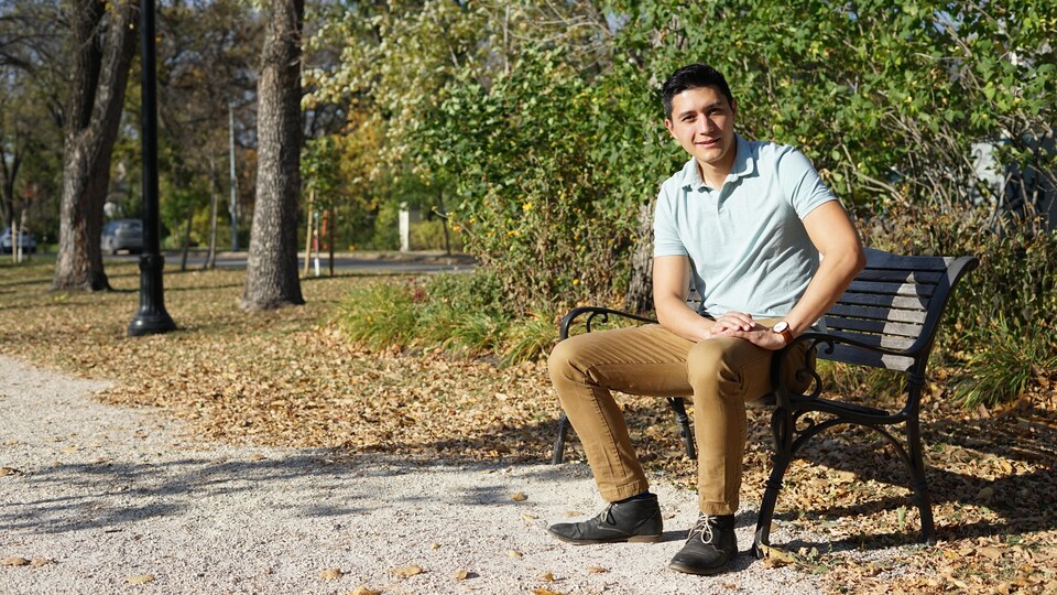Le Dr Obara assis sur un banc, dans un parc.