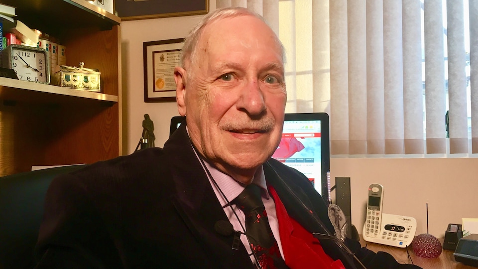 Robert Pichette dans son bureau.