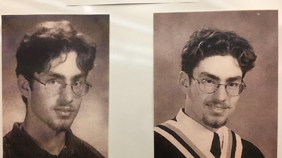 Deux vieilles photos d'un jeune homme.