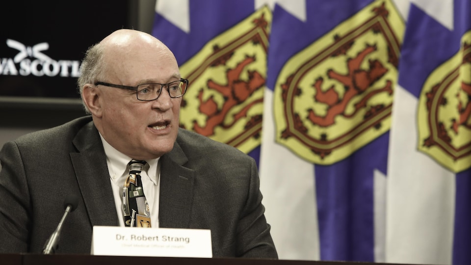 Robert Strang en conférence de presse.