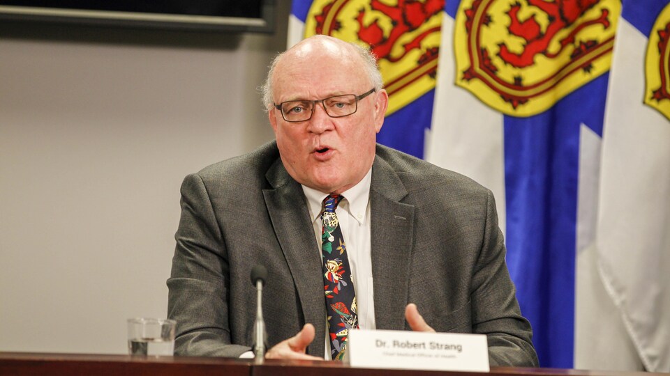 Robert Strang en conférence de presse.