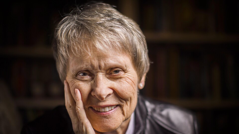 Roberta Bondar sourit, le 29 novembre 2016, la joue dans la main