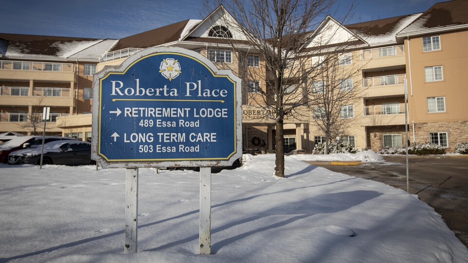L'entrée du foyer des soins Roberta Place de Barrie, en Ontario.