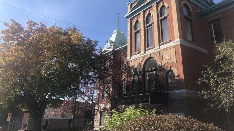 La devanture de l'hôtel de ville de Roberval.