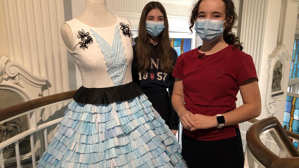 Claudie Guertin et Virginie Dumoulin présentent l'une des deux robes.