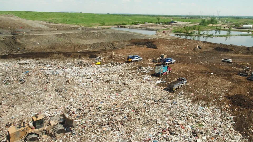 Des camions enfouissent les déchets sur le site d'enfouissement à Lachenaie. Image prise par le drone.