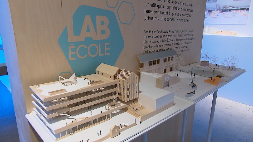 Maquette Lab École à leur bureau à Québec