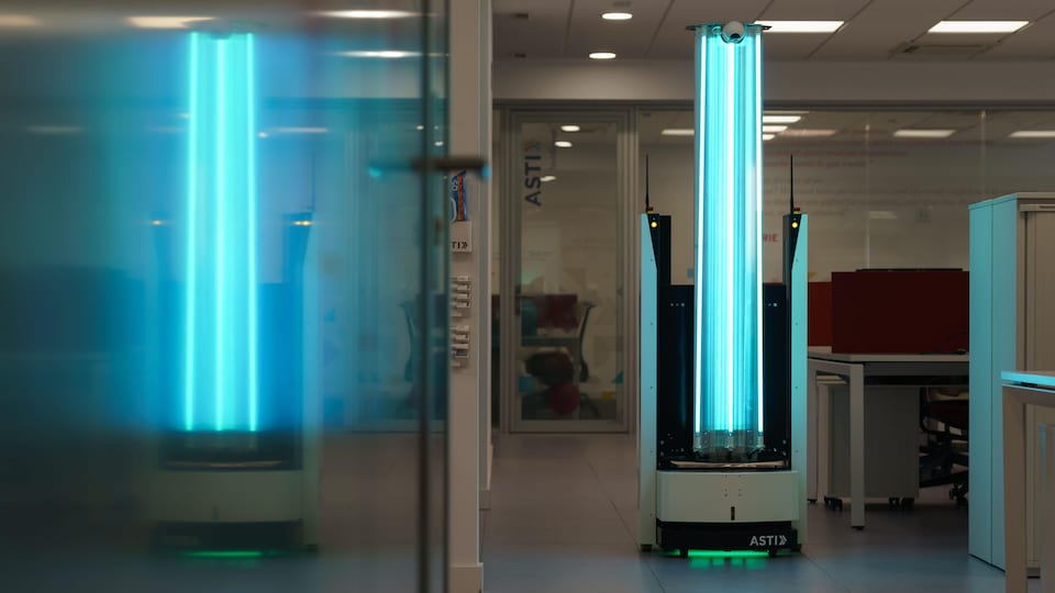 Un robot UV désinfecte l'aire commune d'un bureau. 