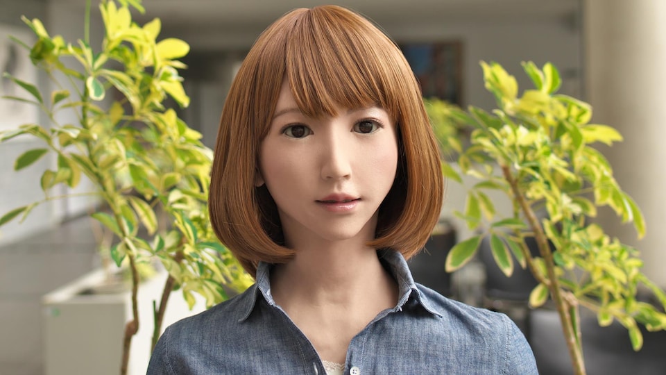 Un robot à l'apparence d'une jeune femme rousse