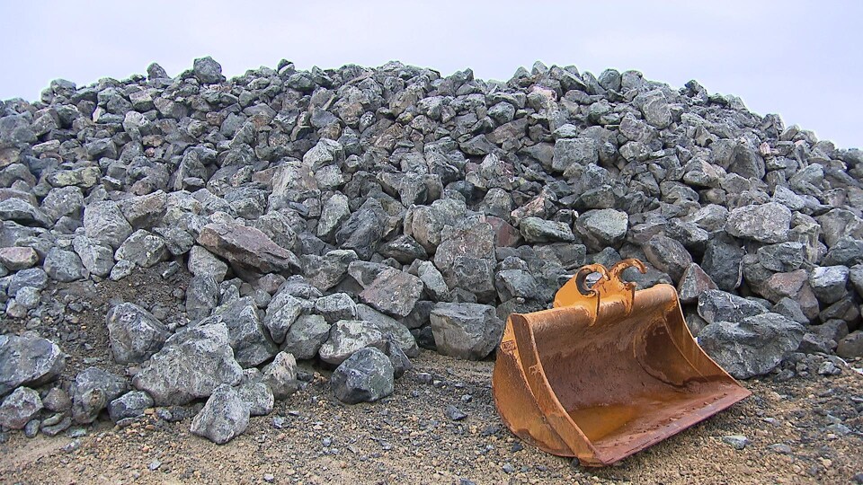 Actuellement, la roche qui sert à ériger les structures de protection contre l'érosion des berges aux Îles-de-la-Madeleine doit être importée du Nouveau-Brunswick.