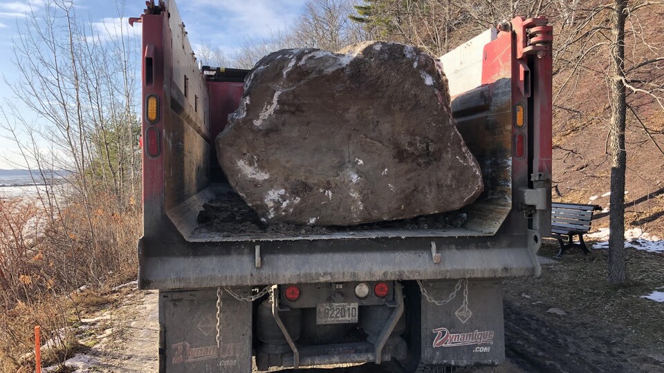 Une roche granitique de Val-Bélair servant à protéger le littoral du parc de la Plage-Jacques-Cartier.