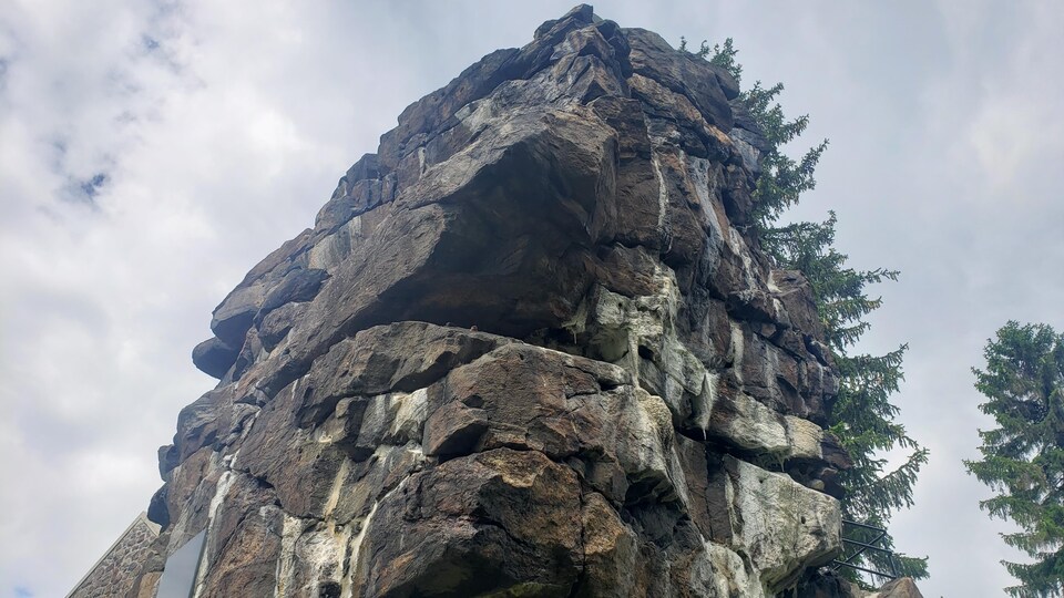 Le Rocher de Shawinigan en contre-plongée.