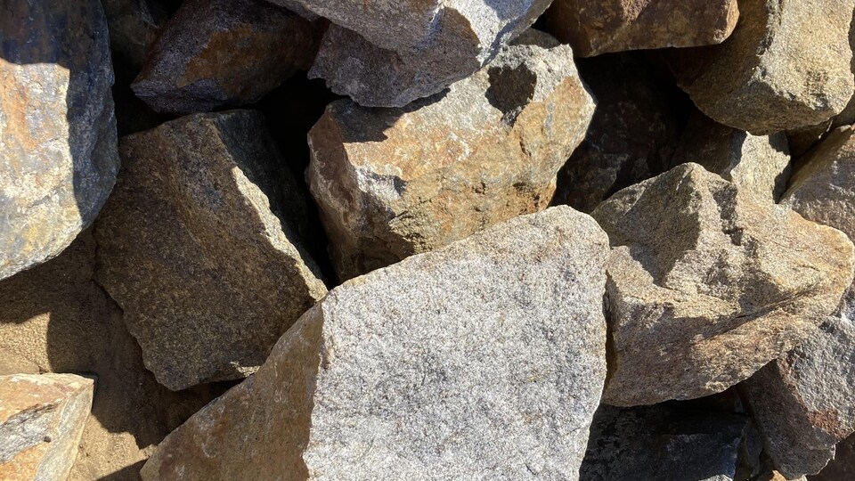 Des roches contenant du graphite. 