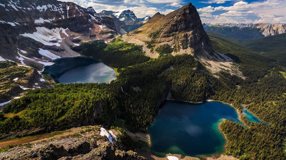 Une vue panoramique des Rocheuses canadiennes.
