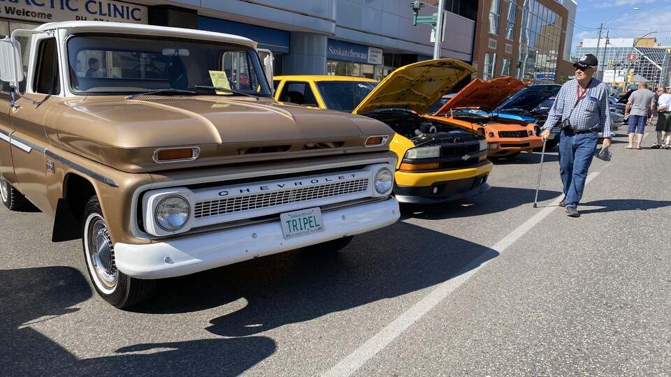 Des amateurs de voitures de collection regardent les modèles dans les rues de Saskatoon lors du 40e Rock 102’s Show and Shine.