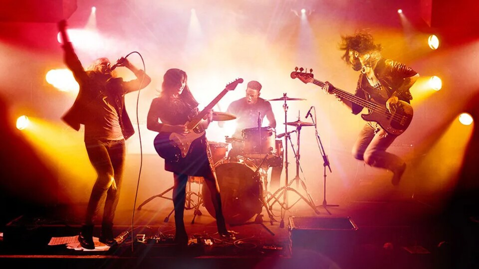 Des personnes jouent des instruments fictifs.