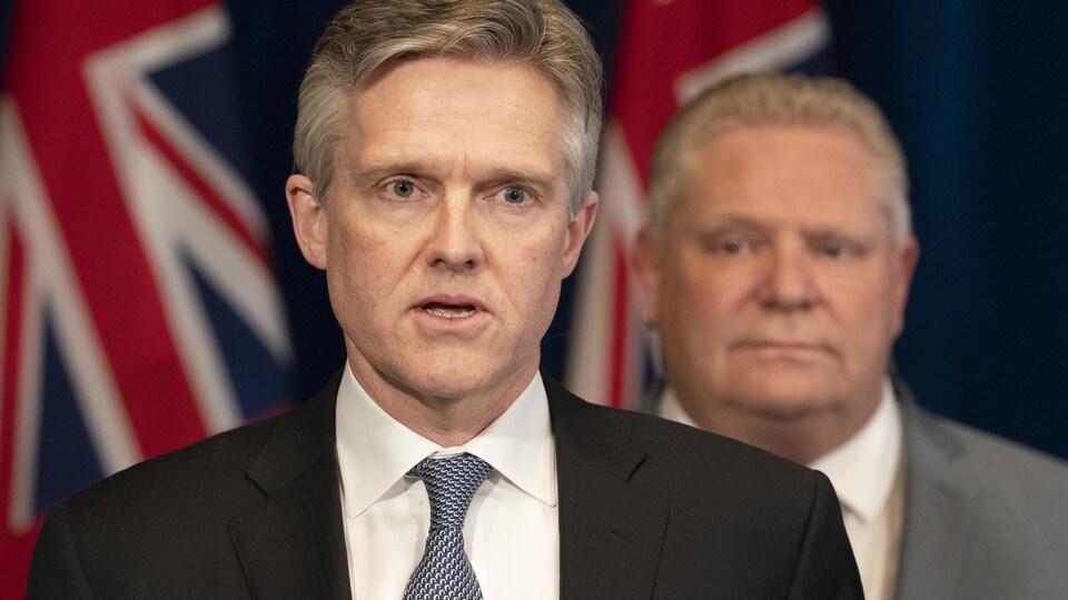 Rod Phillips et Doug Ford en point de presse.