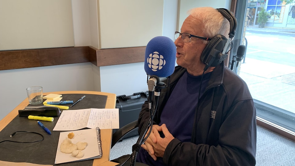 Roger Larivière a apporté des champignons en studio à Radio-Canada à Rouyn-Noranda.