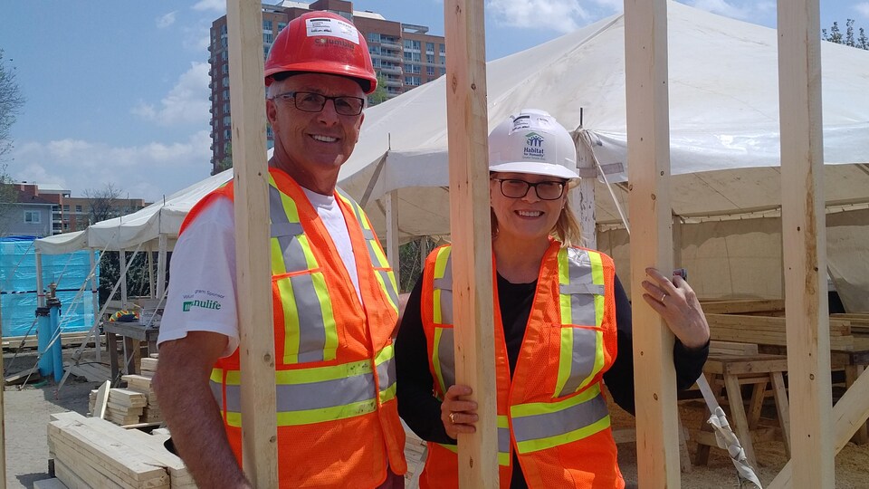 Le maire Roger Sigouin de Hearst aide à la construction de maisons à prix modique de l’organisme Habitat pour l’humanité à Toronto.