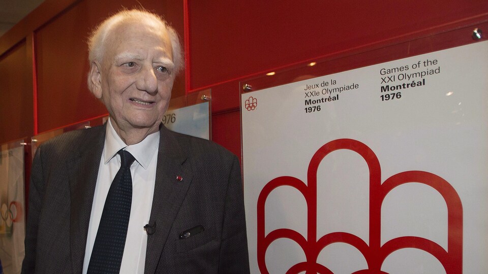 Un homme debout.