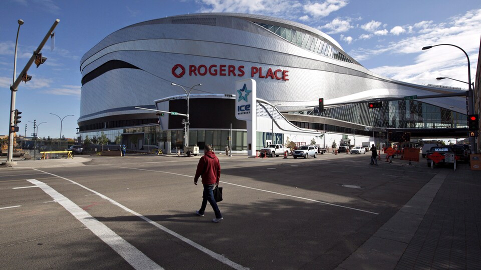 La Place Rogers vue d'une intersection du centre-ville d'Edmonton. 