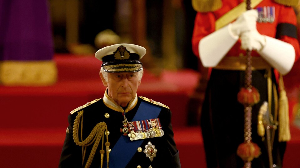 Le roi Charles III veille auprès du cercueil de la défunte reine Élisabeth II.