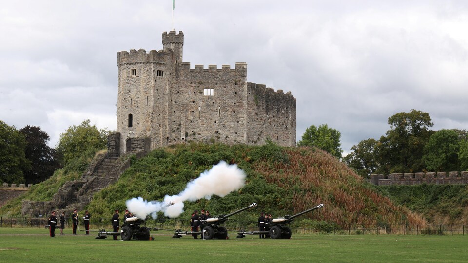 Des coups de canon devant un château.
